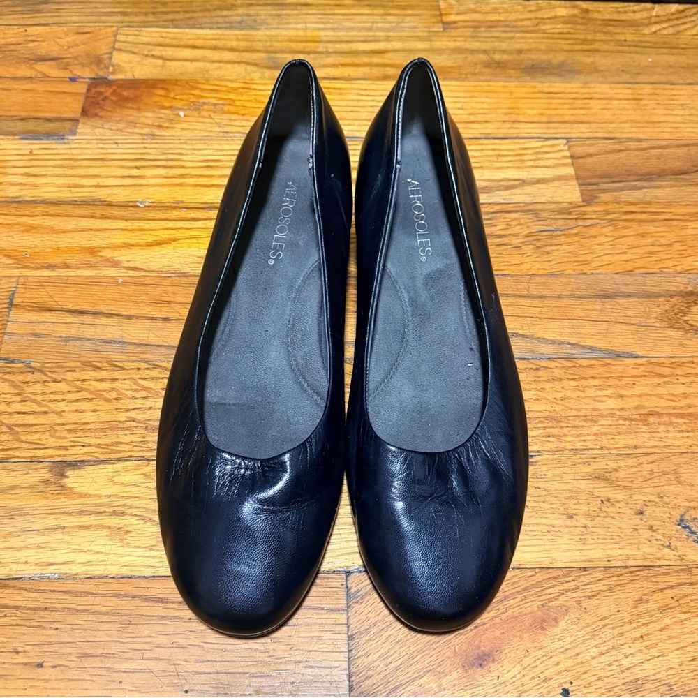 AEROSOLES Women's Classic Black slight wedge heel